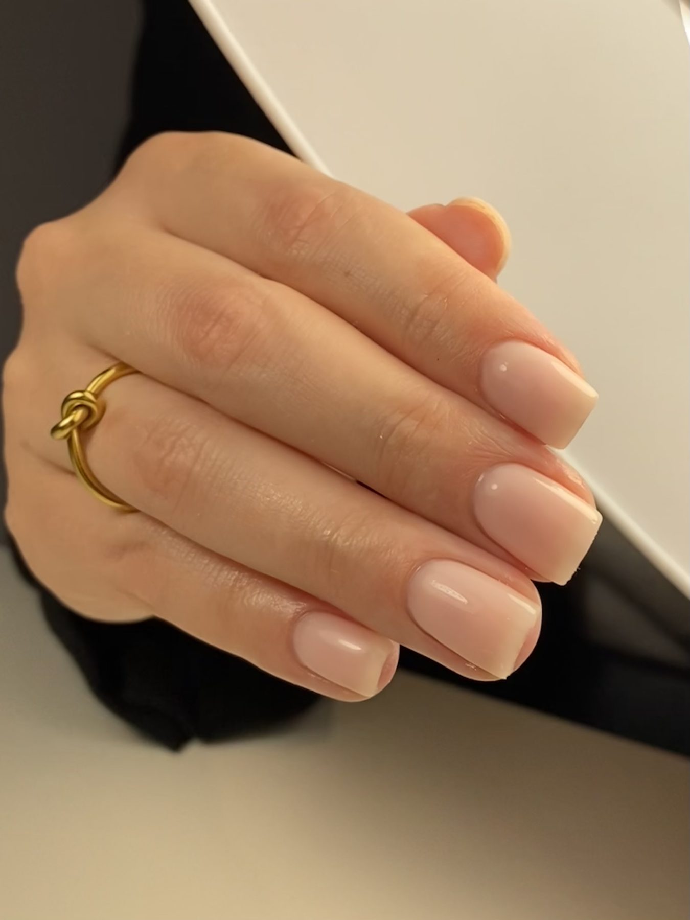 Korte, vierkante nude BIAB met gouden ring