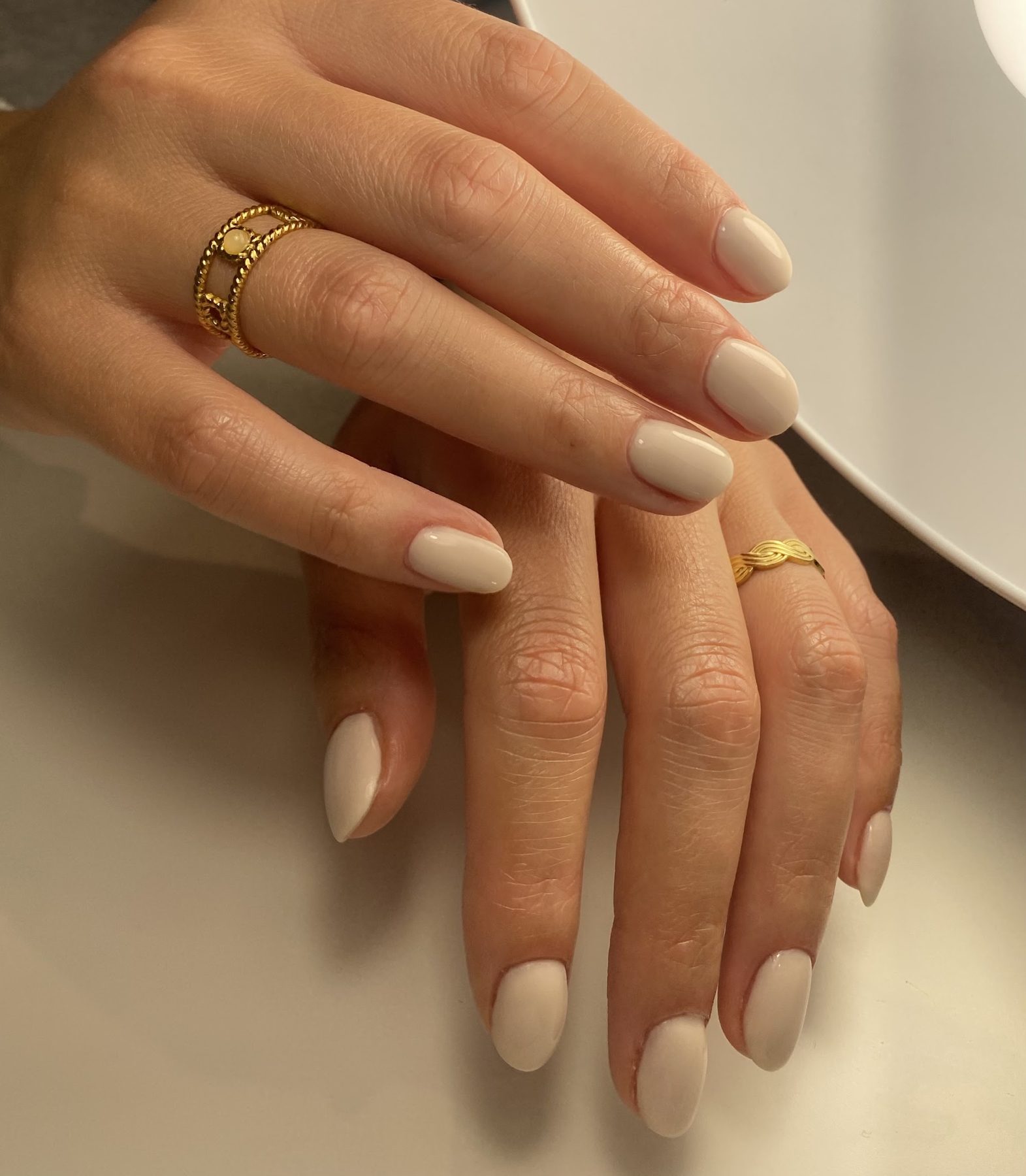 Crèmekleurige amandelvormige BIAB-nagels bij Biab bar Lochem