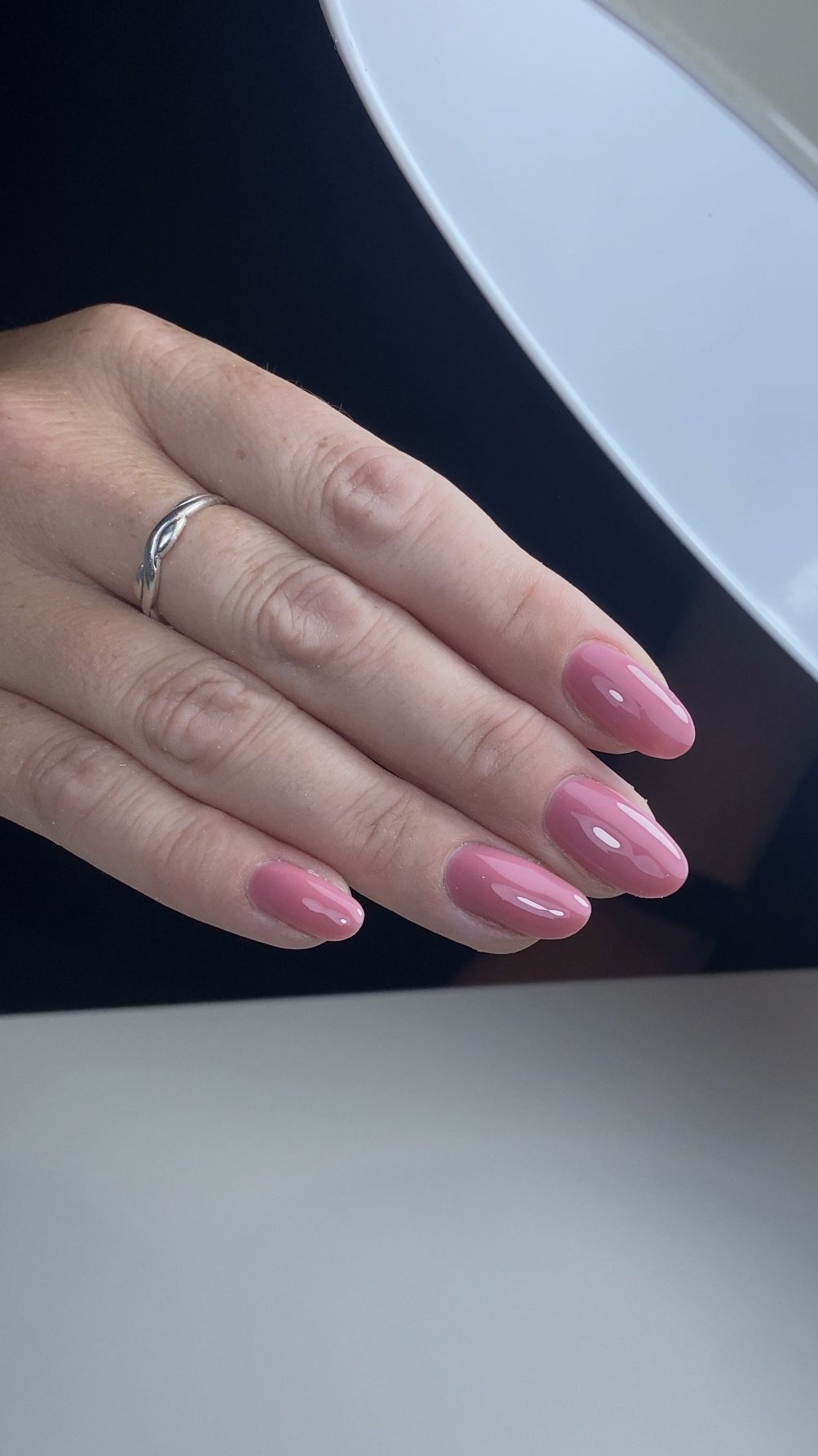 Glanzende roze BIAB-nagels onder de nagellamp