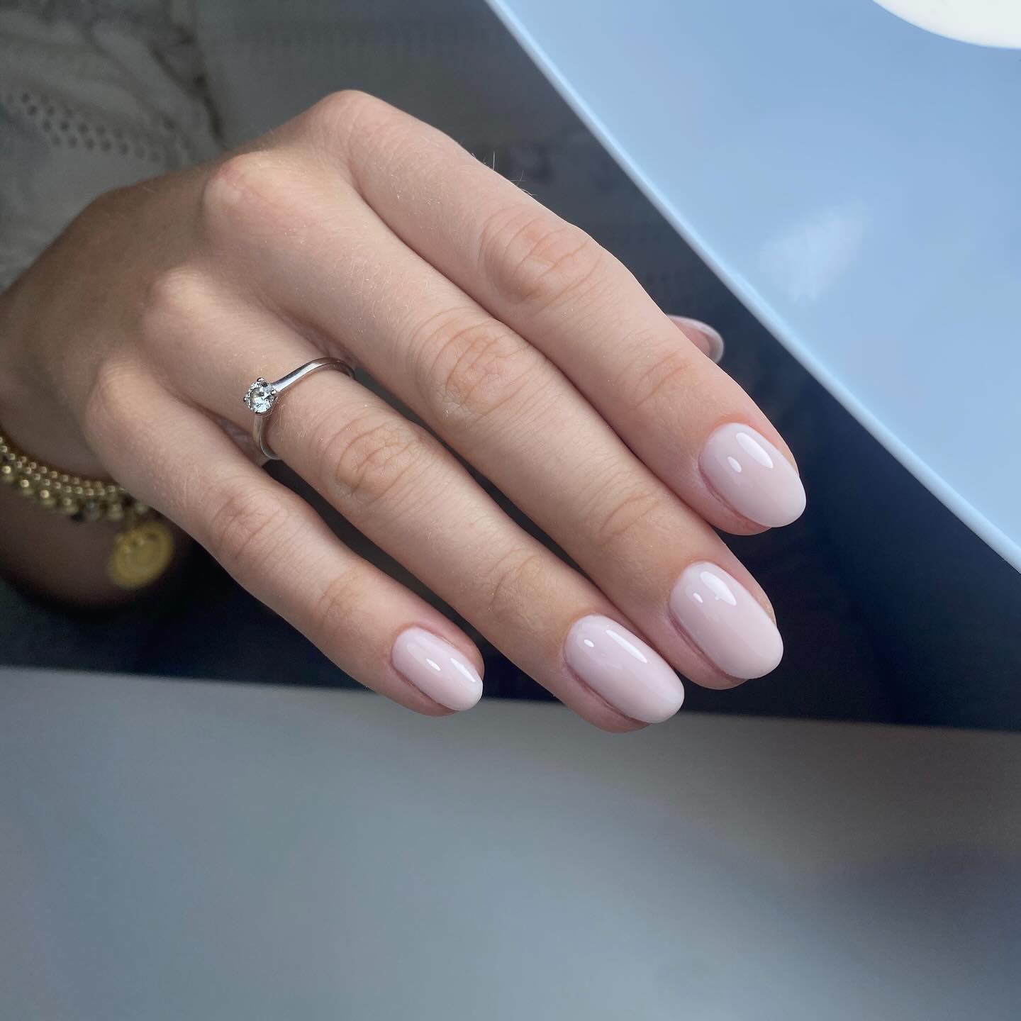 Lichtroze amandelvormige BIAB-nagels met een ring