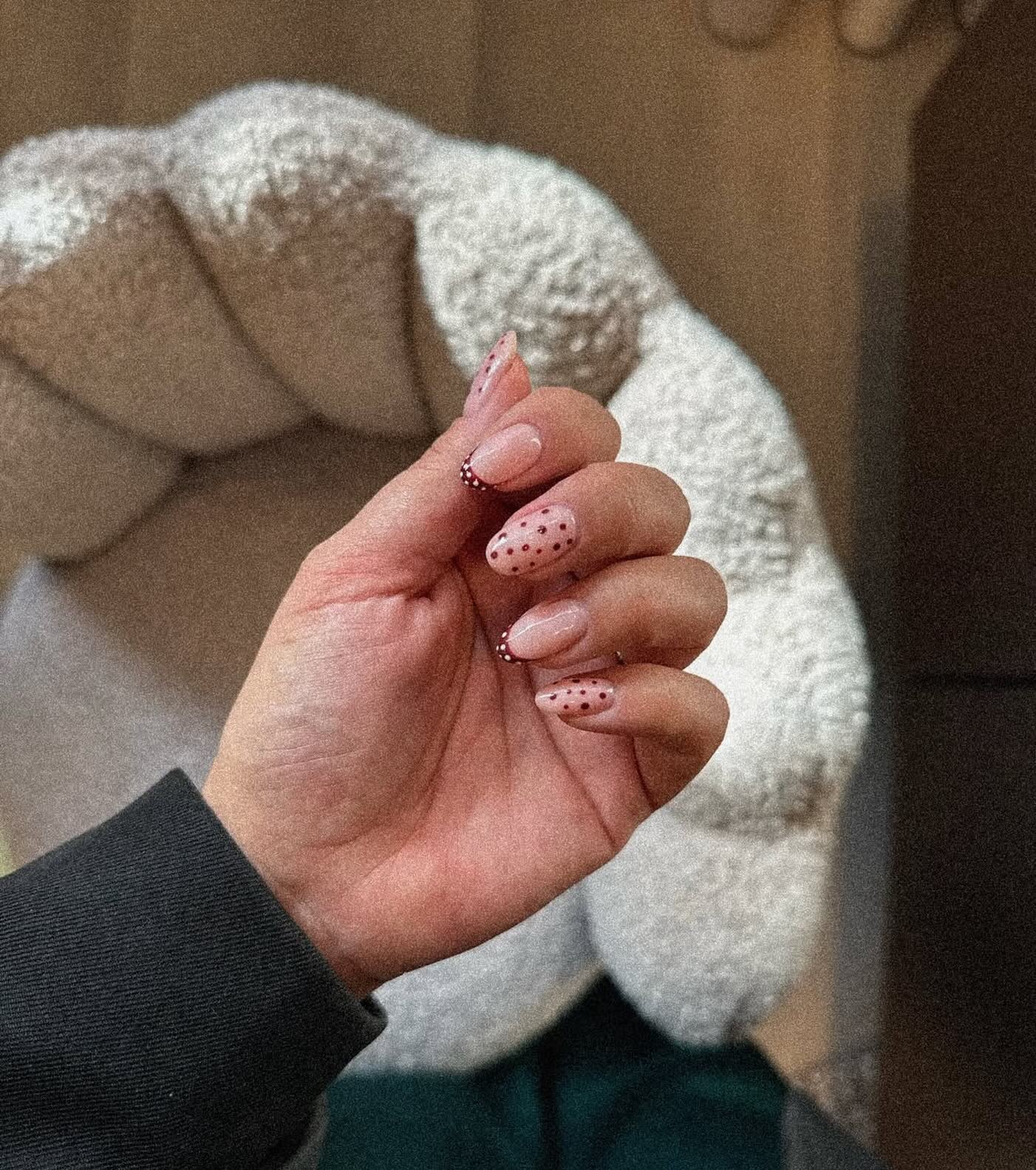 Nude nagels met kleine stipjes als nail art